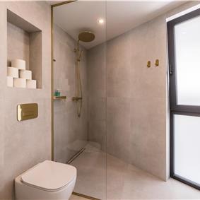 4 bedroom villa with heated pool and sea view in Vinišće, sleeps 8